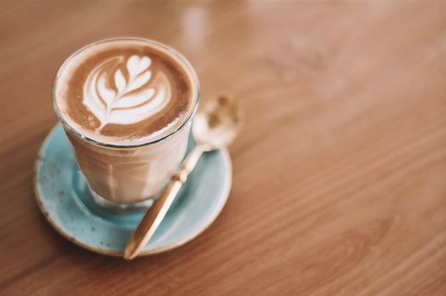 caffe latte i glas lavet af barista