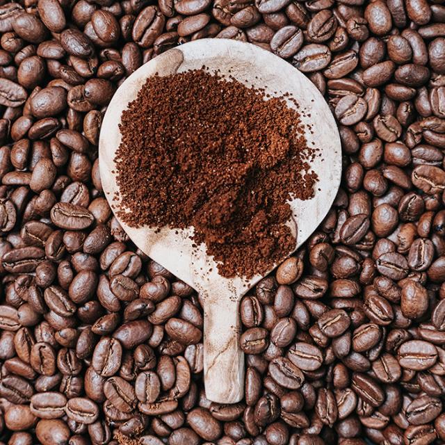 BKI Paraíso Kaffe som kaffebønner og med formalet kaffe på en ske
