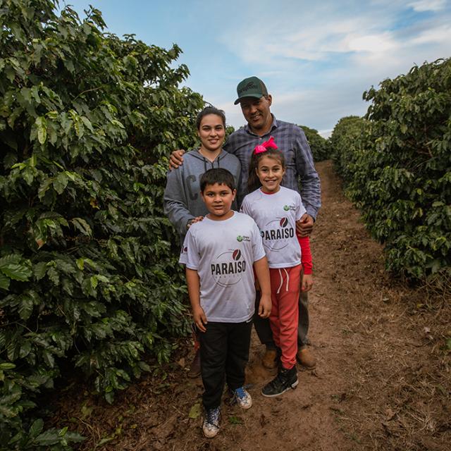 a family in a coffee plantation in Paraíso