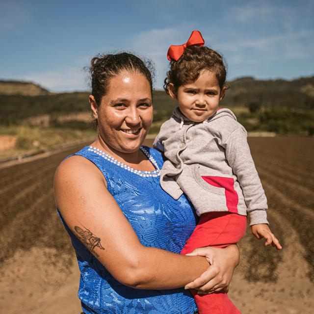 a mother and daughter in a coffee plantation in Paraíso